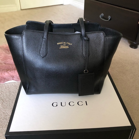 Gucci Handbags - 💕👜Gucci Swing Small Tote in black💕